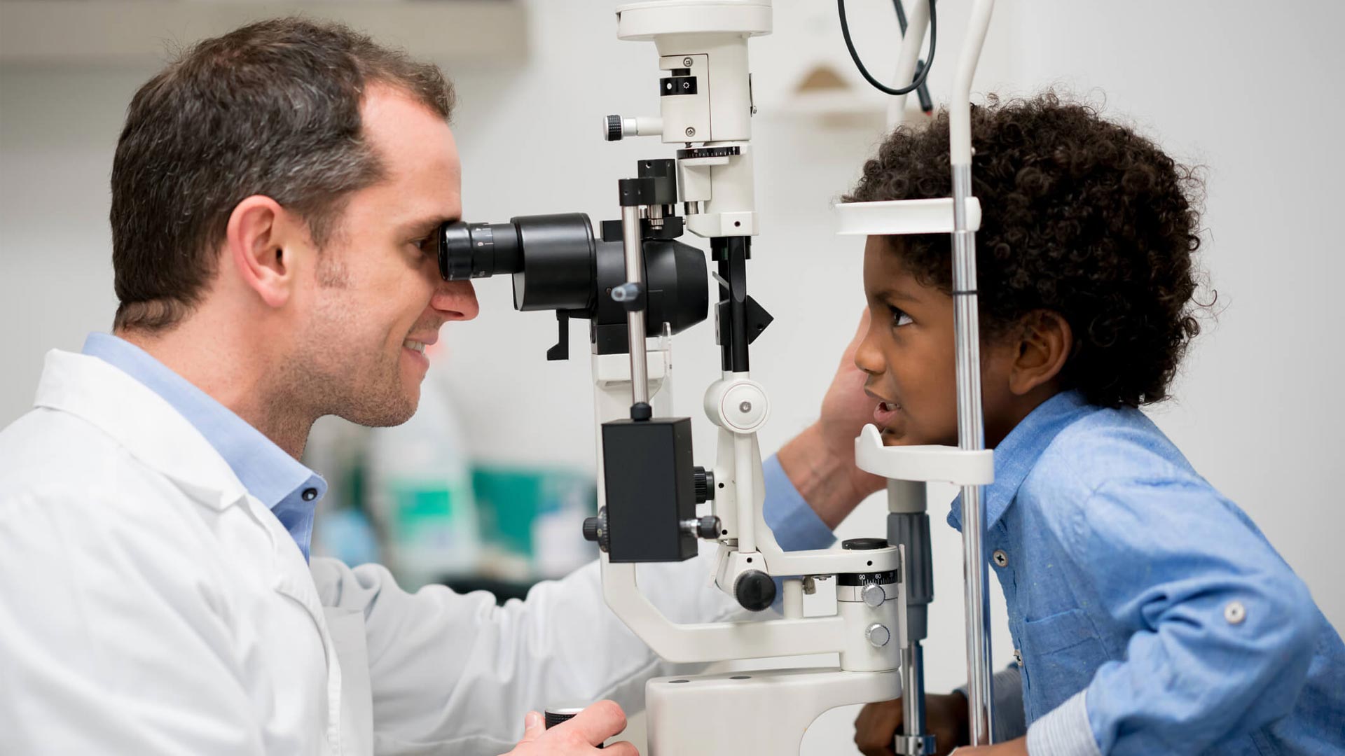 Criança no oftalmologista