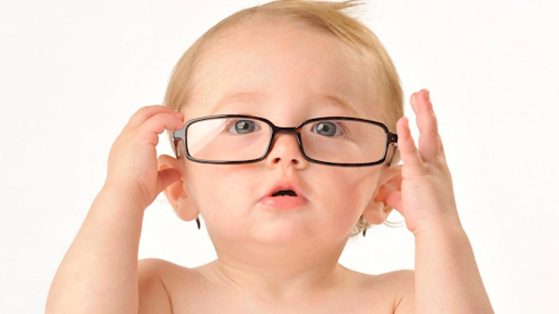 Criança no oftalmologista saude ocular